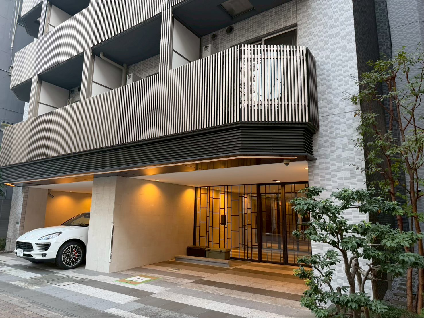 台東区内　集合住宅新築工事　共有部タイル施工